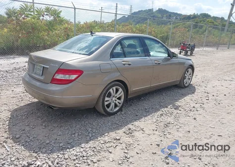 2010 Mercedes-Benz C 300 Luxury 4Matic z USA, uszkodzony, nr VIN WDDGF8BB9AF414361